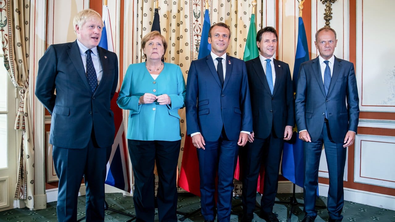 Der britische Premierminister Boris Johnson (l-r), Bundeskanzlerin Angela Merkel, Frankreichs Präsident Emmanuel Macron, der italienische Ministerpräsident Giuseppe Conte und EU-Ratspräsident Donald Tusk beim G7-Gipfel in Biarritz.