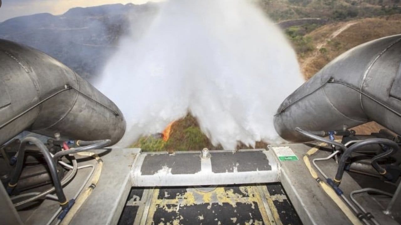 Ein C-130-Flugzeug der brasilianischen Armee wirft Wasser über den Bränden im Amazonasgebiet ab.