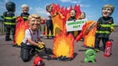 Kein Gipfel ohne Proteste: Aktivisten von Oxfam haben sich als Teilnehmer des Gipfels verkleidet und löschen die Probleme der Welt.