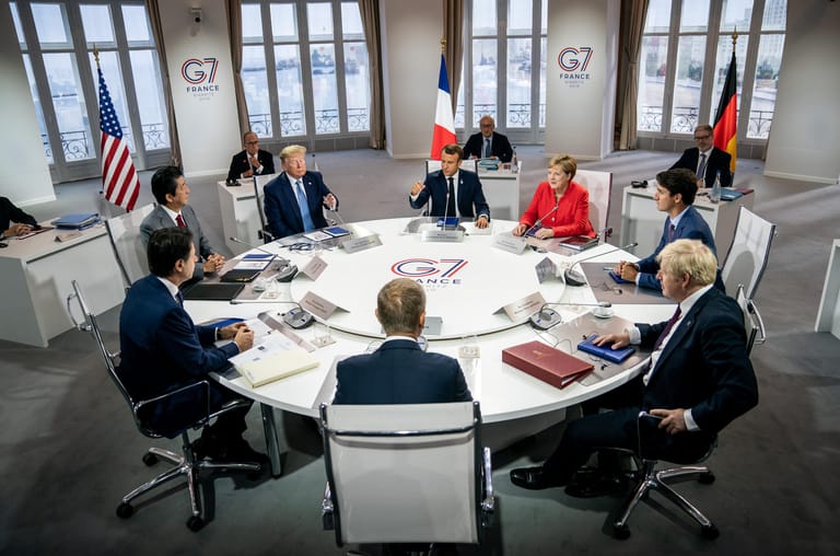 Die einzige Frau und dienstälteste Regierungschefin: Angela Merkel im Kreis der Staats- und Regierungschefs. Als ein Journalist Trump fragte, ob er besorgt sei, dass mit der Kanzlerin demnächst die einzige Frau den G7-Club verlasse, antwortete sie lakonisch: "I'm still here." (Ich bin noch da.)