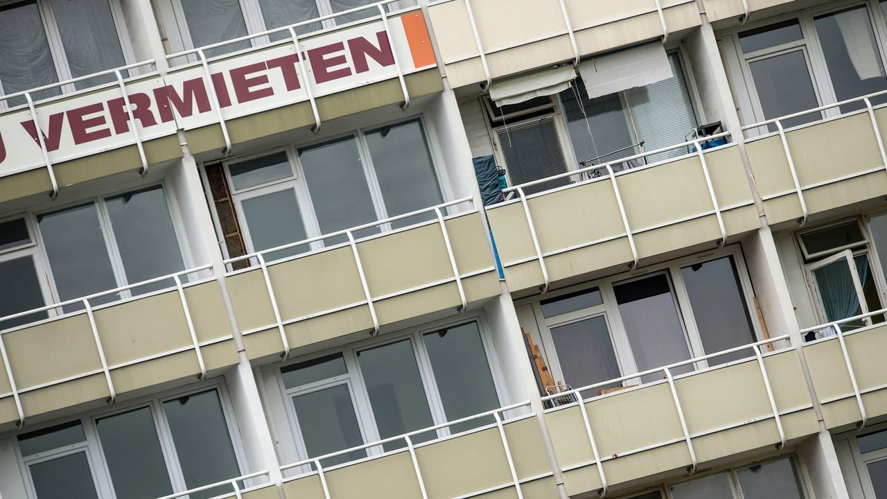 Und zu welchem Preis? "Vermieten" steht in großen Lettern an einem Balkon eines Mietshauses in Berlin.