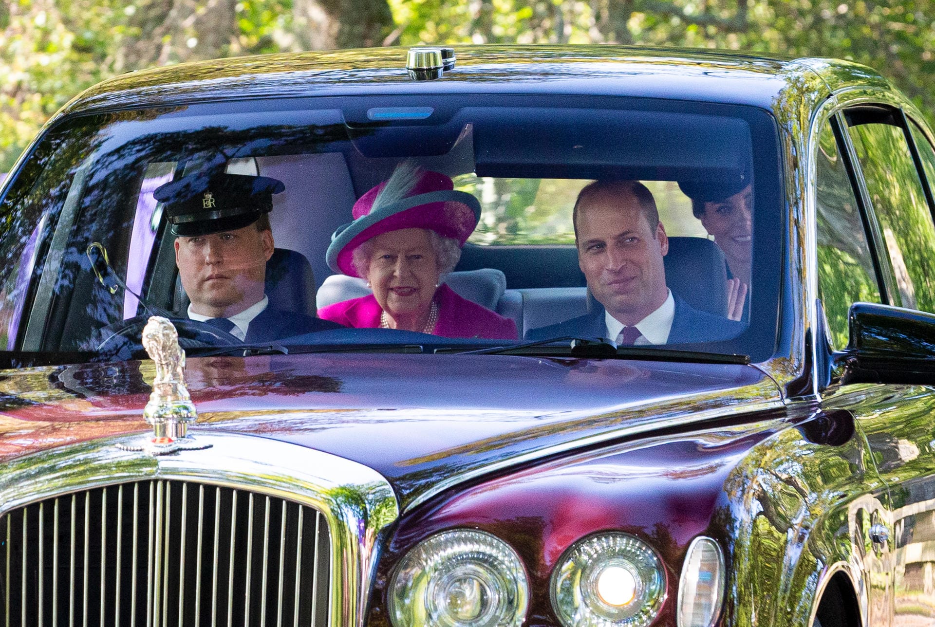 Prinz William saß auf dem Beifahrersitz. Die Queen und Herzogin Meghan fuhren auf der Rückbank mit.