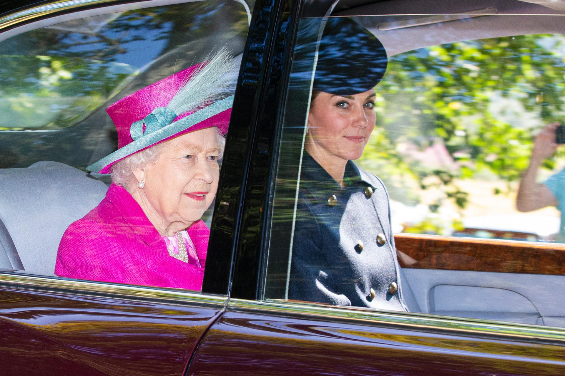 Königin Elizabeth wählte ein farbenfrohes Outfit, während sich Kate für einen Look in Schwarz entschied.
