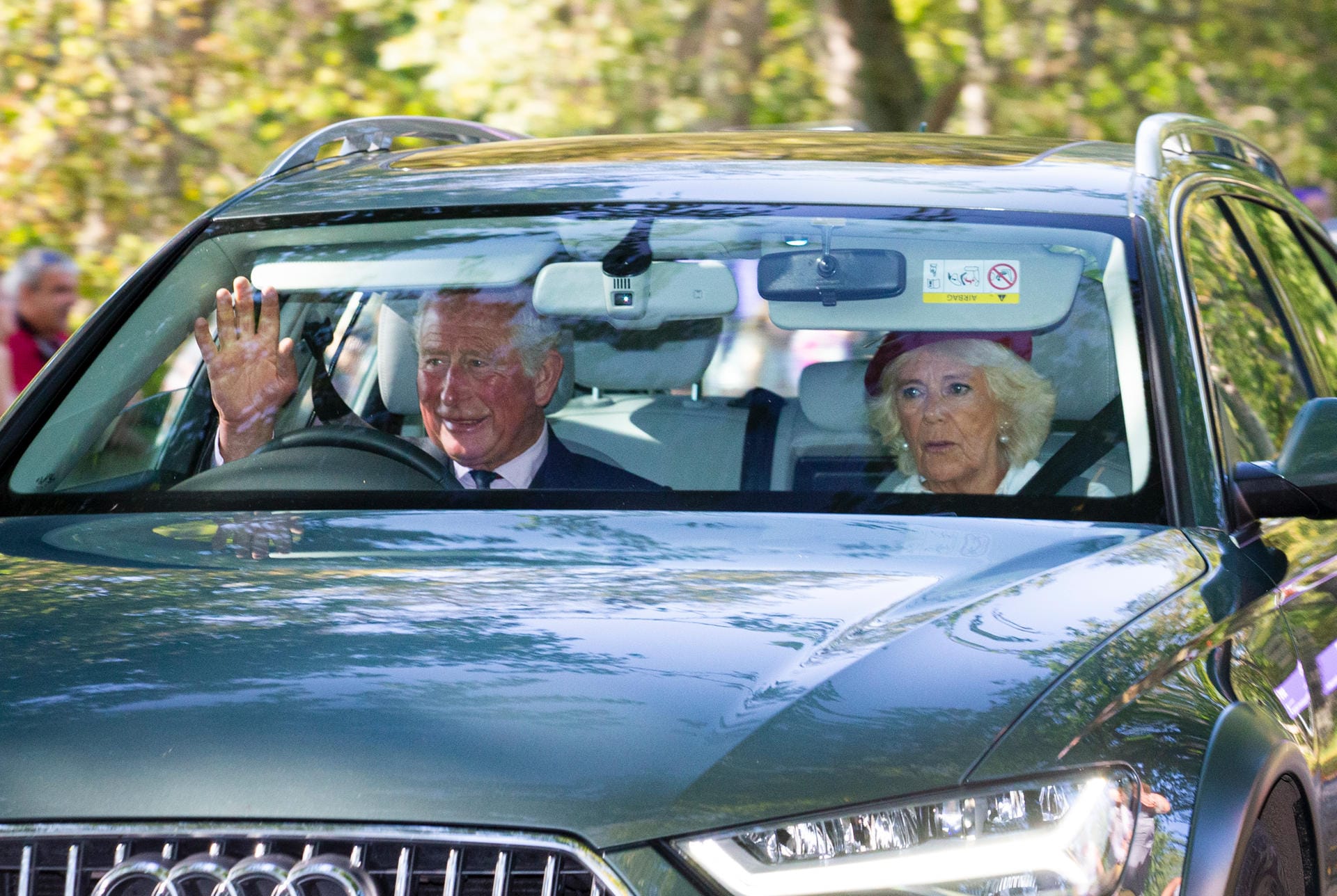 Hinter der Queen im Auto saßen Prinz Charles und Herzogin Camilla.