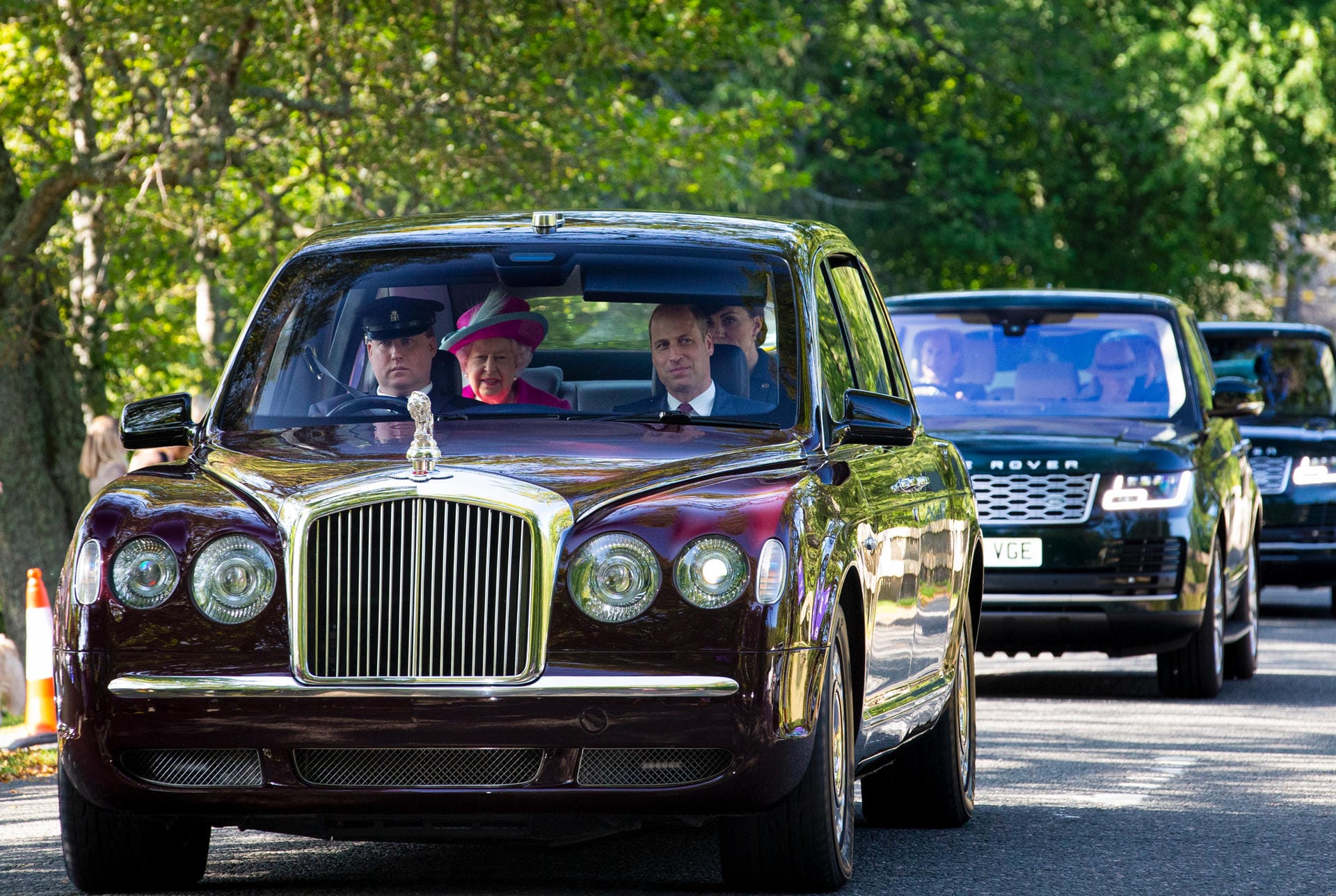 Für die Queen ging es am Sonntag gemeinsam mit Kate und William zum Gottesdienst.