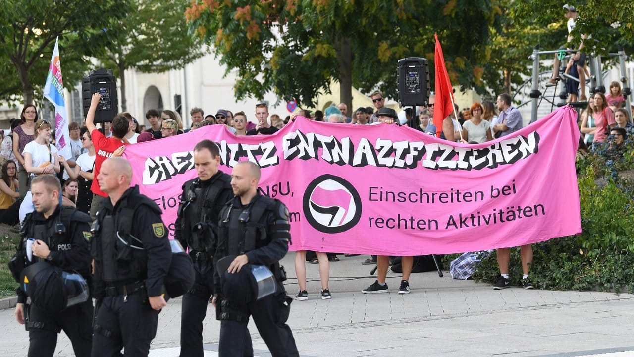 "Chemnitz entnazifizieren": Protestveranstaltung gegen die Kundgebung von Pro Chemnitz.