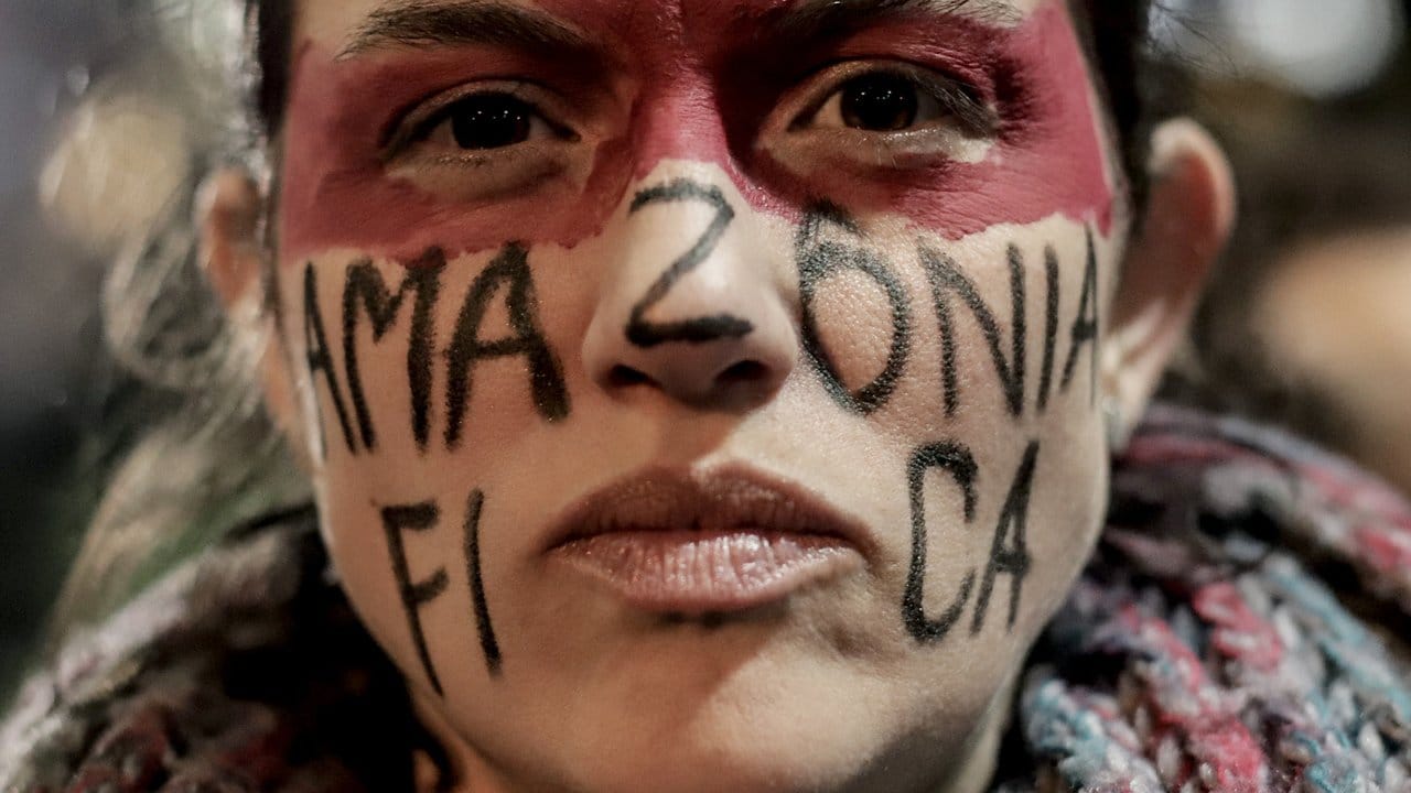 Eine Frau in São Paulo hat sich den Slogan der Demonstranten ins Gesicht gemalt.