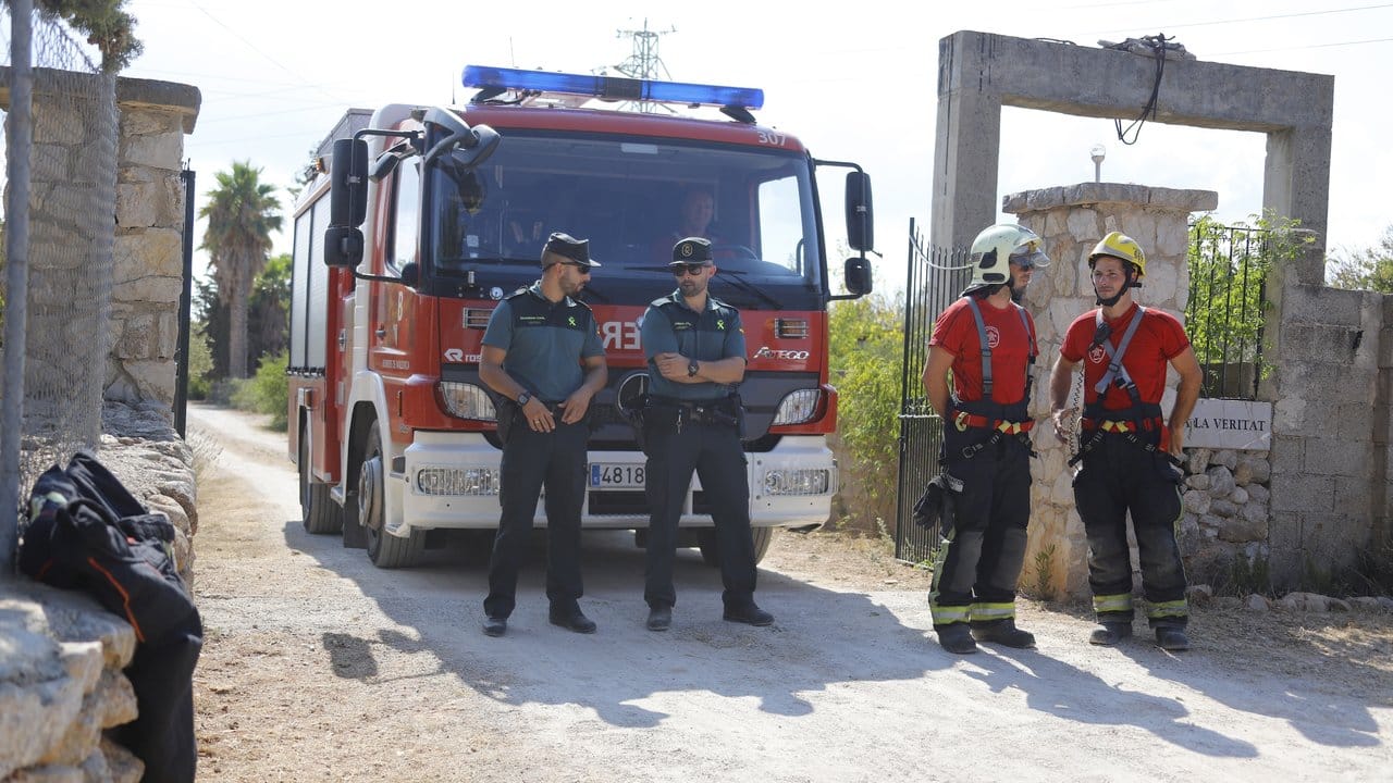 Mitglieder der "Guardia Civil" und der Feuerwehr sichern die Absturzstelle ab.