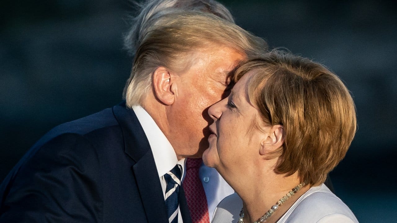 Eine herzliche Begrüßung: Donald Trump und Angela Merkel.