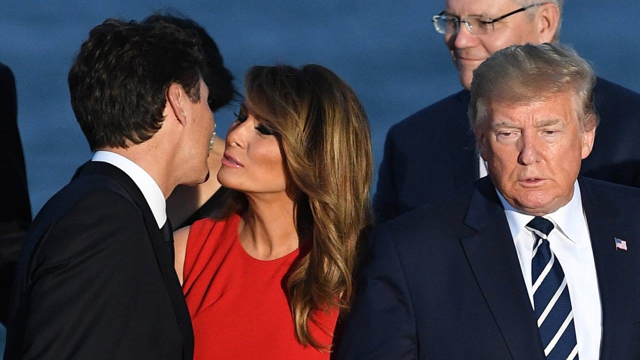 Justin Trudeau begrüßt Melania Trump - ihr Mann schaut nicht hin.