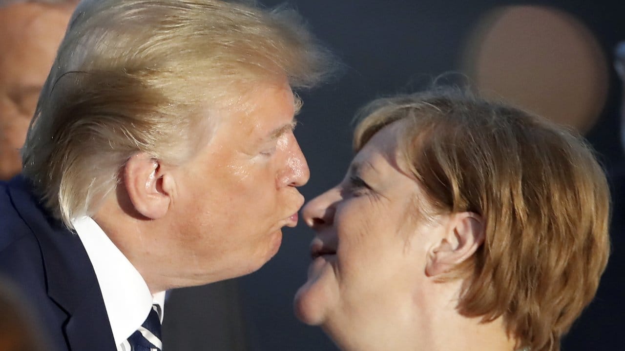 Donald Trump und Angela Merkel kommen sich ganz nahe.