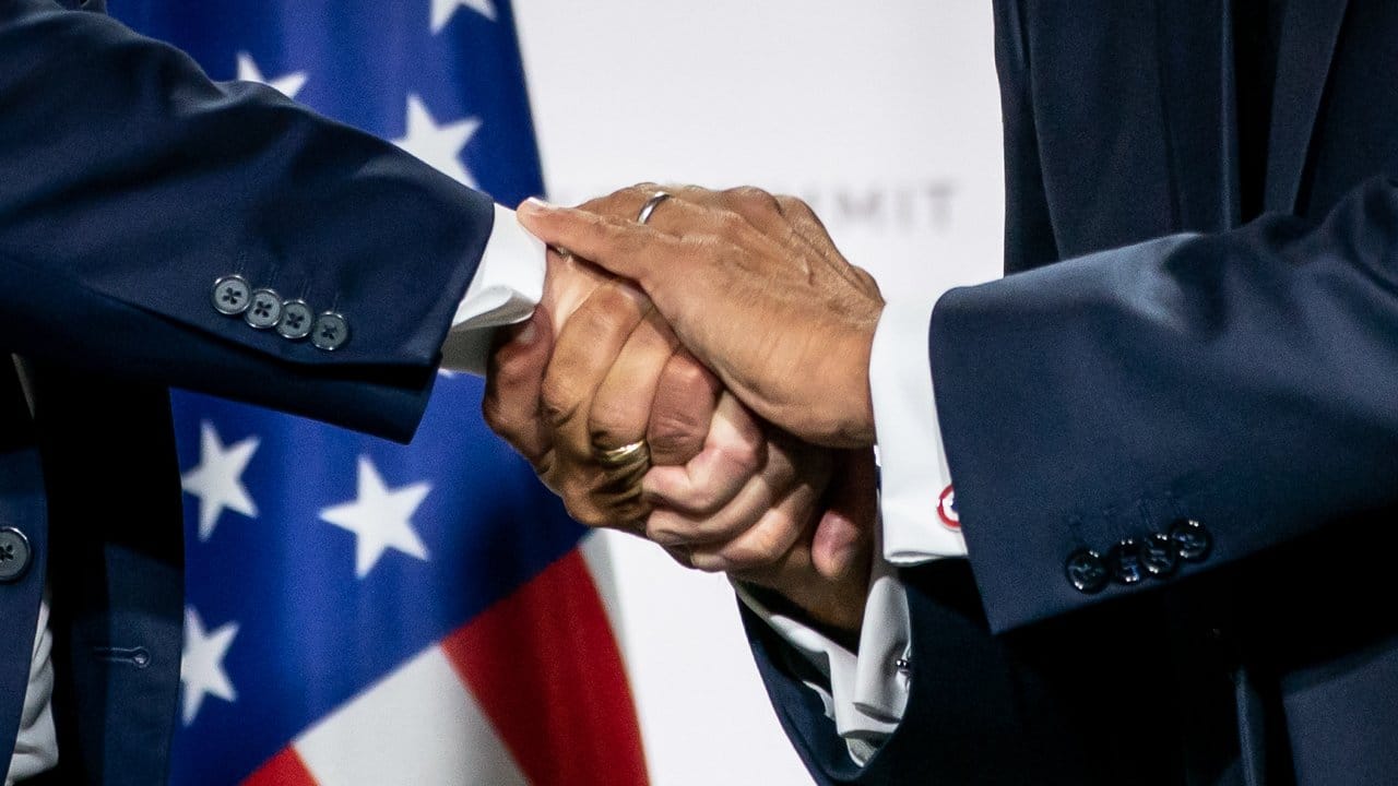 Die Hände von Donald Trump und Emmanuel Macron während der Abschlusspressekonferenz des Gipfels.