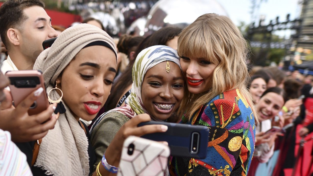 Ein nahbarer Star: Ein Selfie für die Ewigkeit mit Taylor Swift.