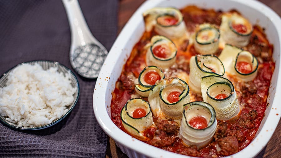 Hackfleischauflauf: Cherrytomaten machen die Zucchini-Cannelloni besonders saftig.