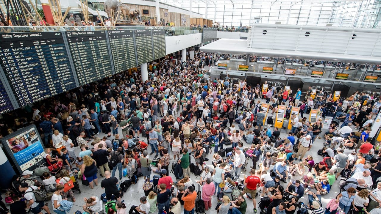 Zahlreiche Fluggäste warten am Terminal 2 des Münchner Flughafens nach der Sicherheitspanne auf ihre Flüge.