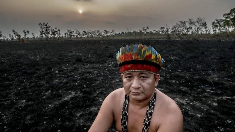 Antonio Enésio Tenharin, Anführer der indigenen Tenharin, sitzt auf einem Feld, das durch die verheerenden Brände im brasilianischen Amazonasgebiet zerstört wurde.