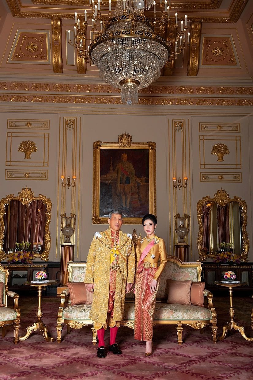 Die beiden posieren im Palast in Bangkok.