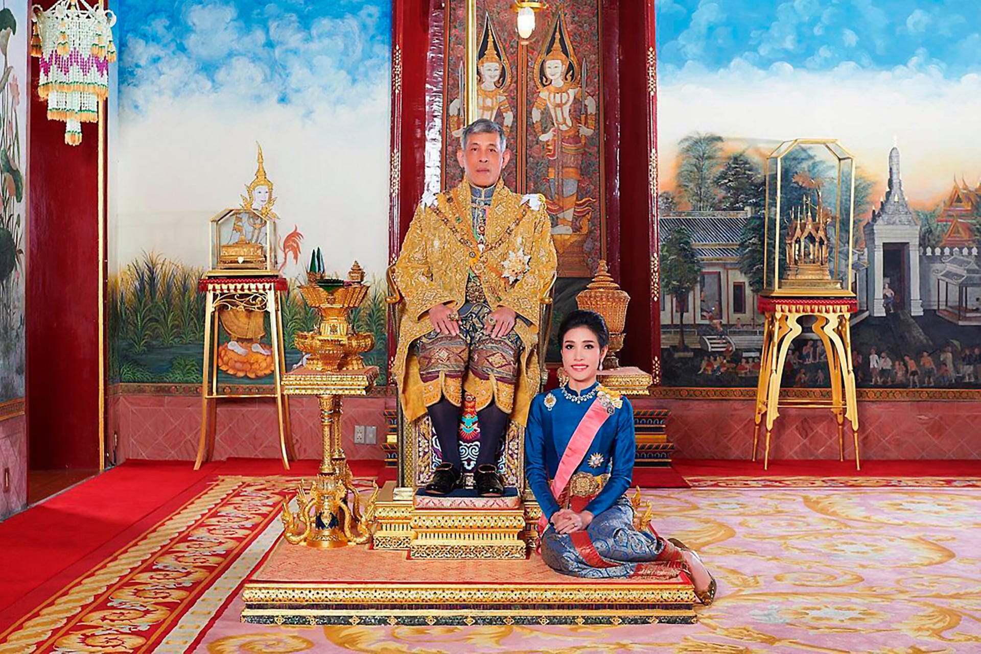 Das vom Thailand Royal Office zur Verfügung gestellte Foto zeigt Sineenatra Wongvajirabhakdi neben König Maha Vajiralongkorn von Thailand.