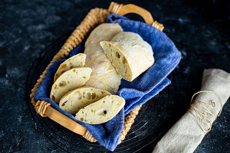 Ciabatta im Brotkorb: Auf einem Pizzastein gebacken wird der Boden besonders knusprig.