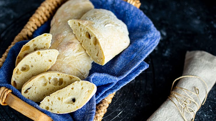 Ciabatta im Brotkorb: Auf einem Pizzastein gebacken wird der Boden besonders knusprig.