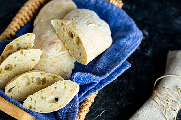 Ciabatta im Brotkorb: Auf einem Pizzastein gebacken wird der Boden besonders knusprig.