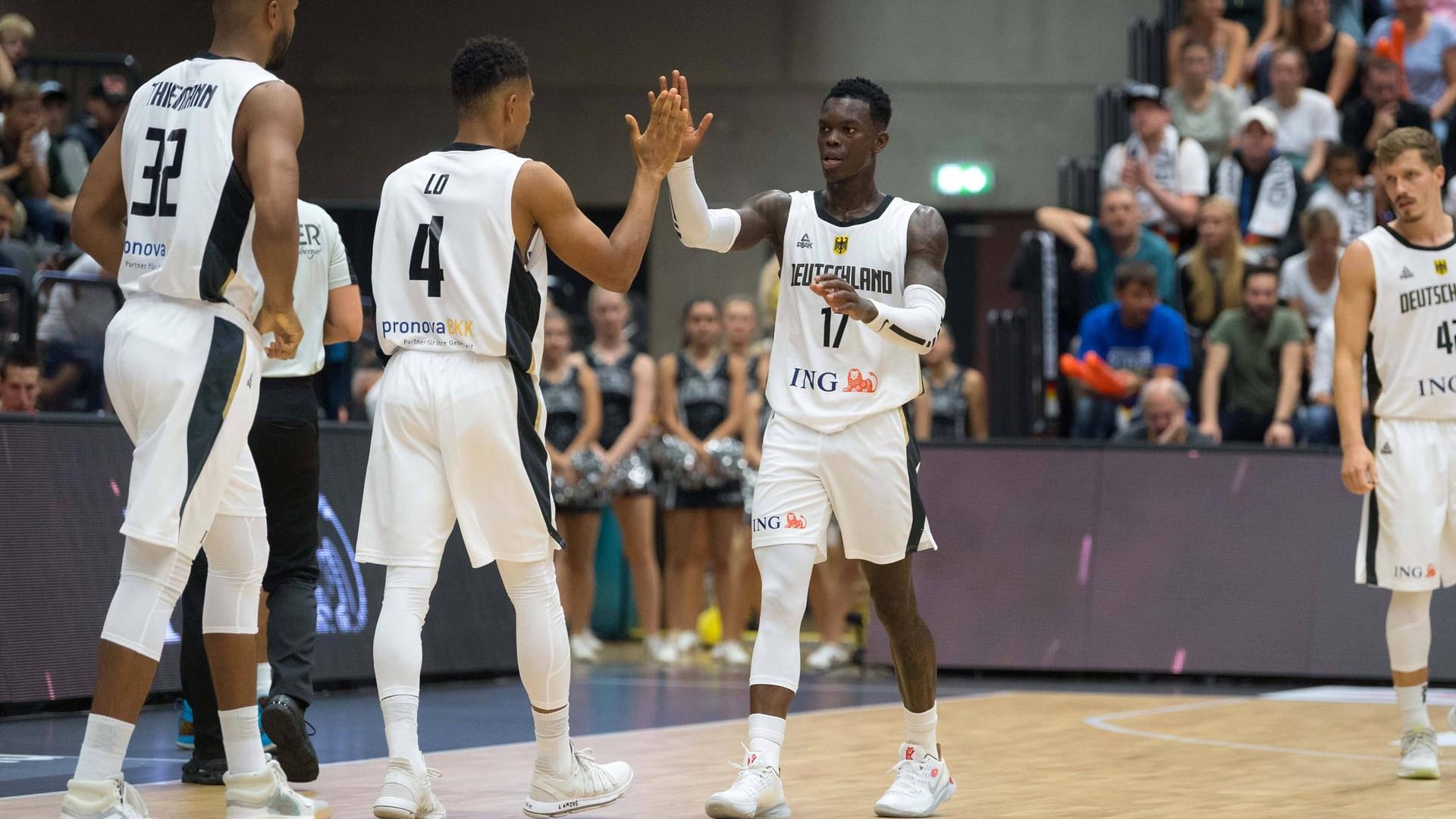 Die deutsche Basketball-Nationalmannschaft steigt am 1. September gegen Frankreich in die WM ein. Weitere Gruppengegner sind die Dominikanische Republik und Jordanien. Bundestrainer Henrik Rödl muss noch einen Spieler aus seinem 13-köpfigen, vorläufigen Aufgebot streichen.