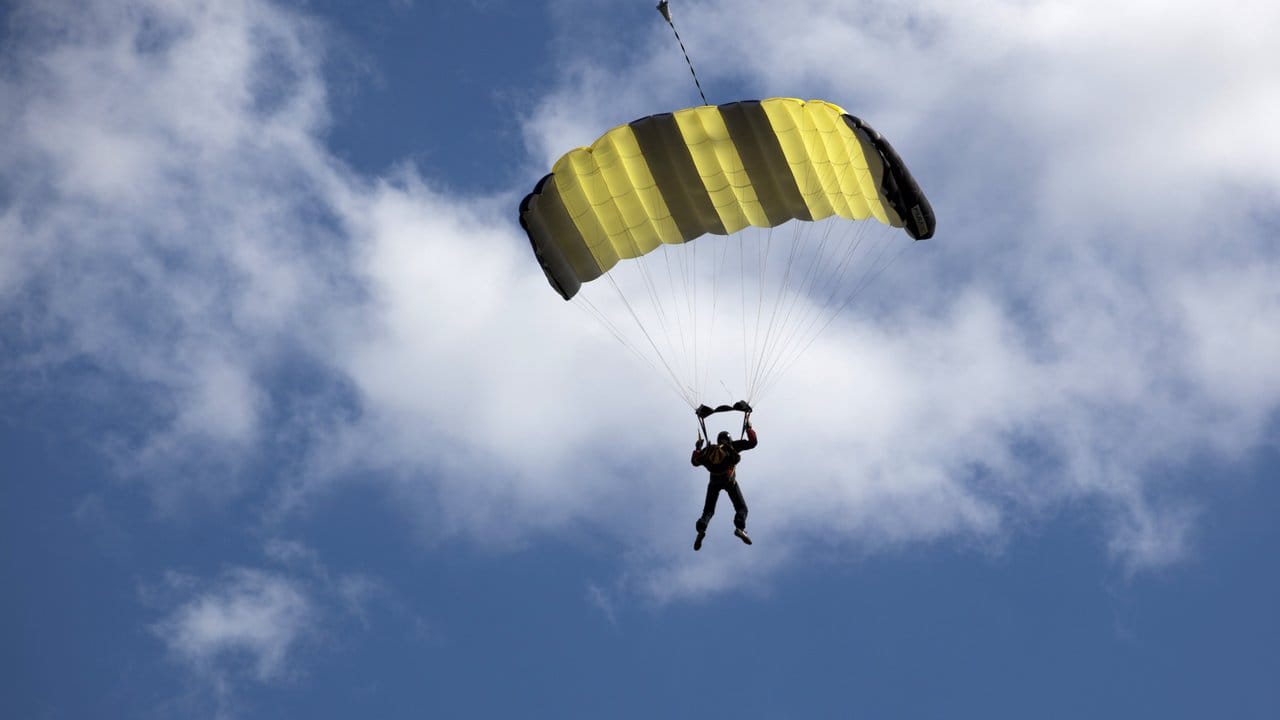Versicherte mit einem riskanten Hobby wie Fallschirmspringen zahlen oft höhere Prämien.
