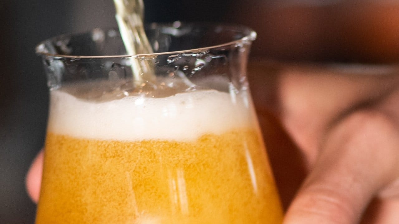Craft-Bier vom Fass: Ein Summer Ale wird gerade frisch gezapft.