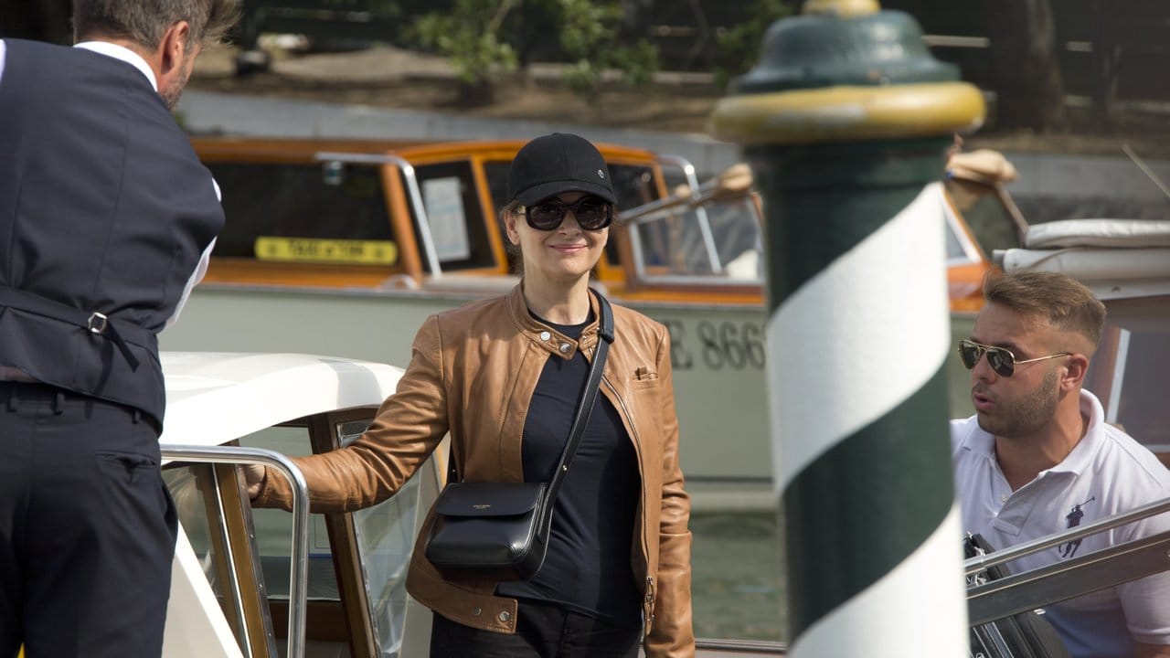 Juliette Binoche trifft auf dem Lido ein. Juliette Binoche trifft auf dem Lido ein.