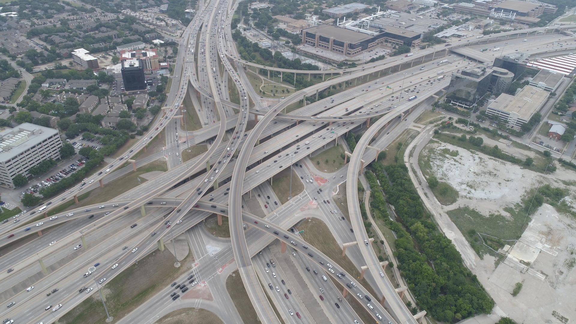 High Five Interchange in Dallas: Hier fließt der Verkehr teilweise auf der Höhe eines zwölfstöckigen Hauses.