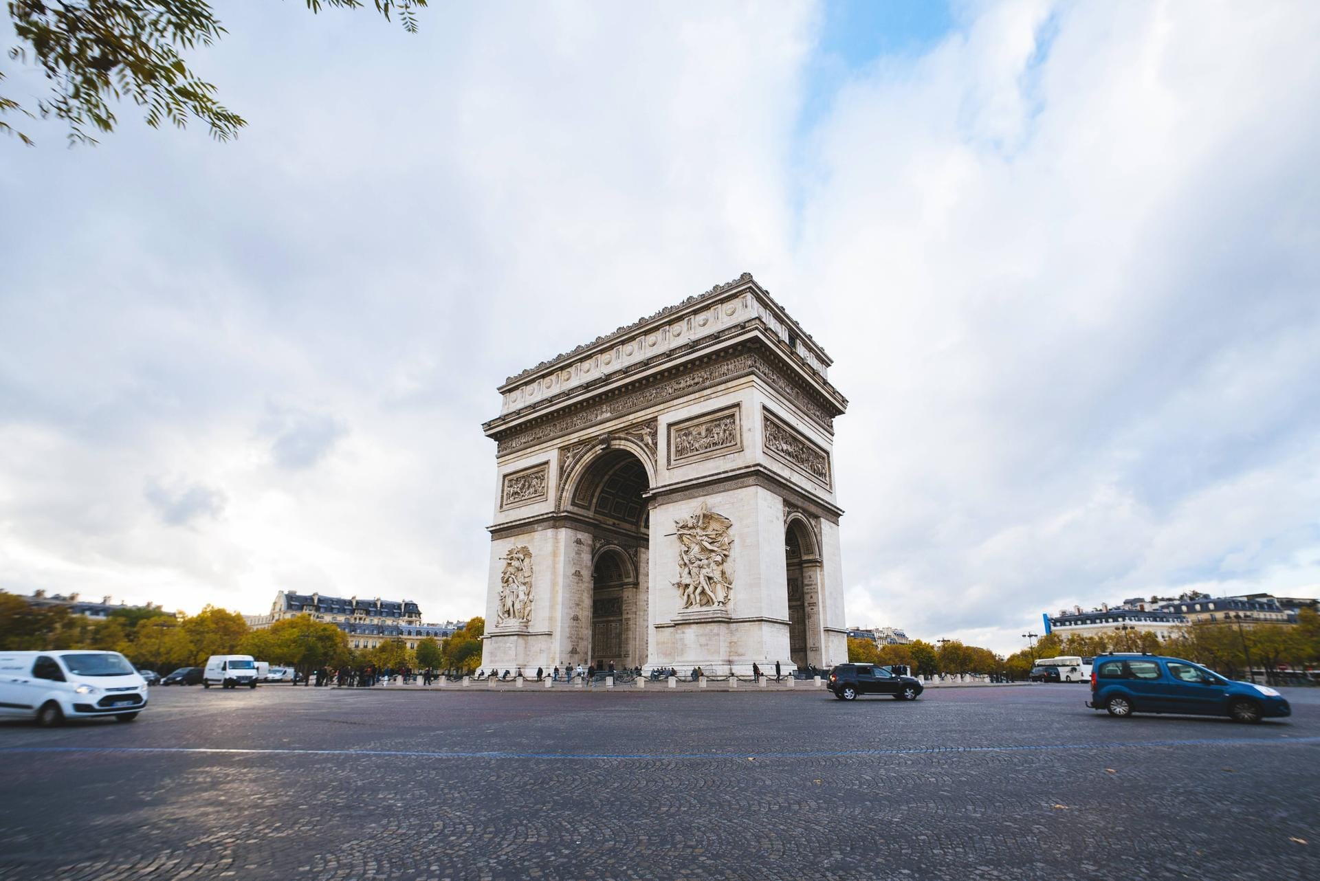Triumphbogen, Paris: Bis zu acht Autos passen hier nebeneinander – Markierungen auf der Piste gibt es aber nicht.
