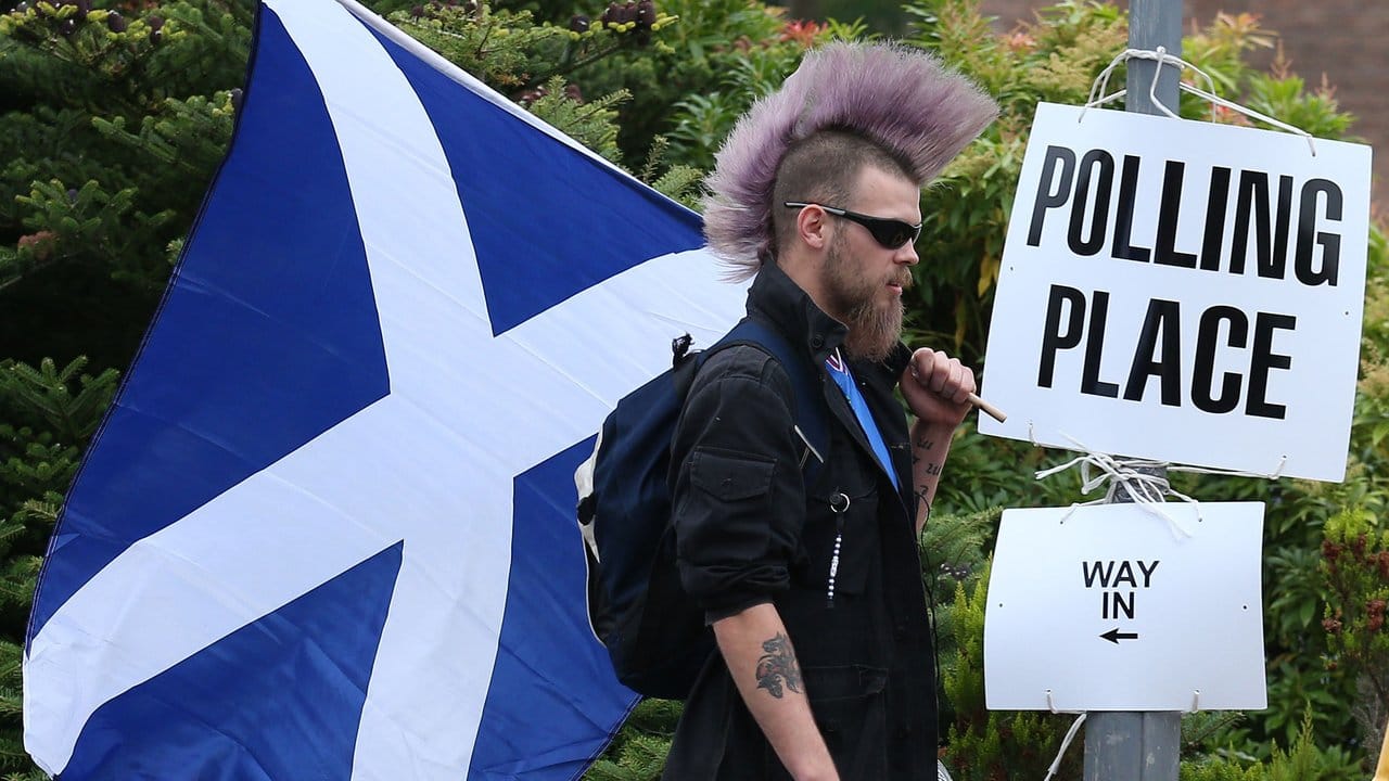 Ein Befürworter der schottischen Unabhängigkeit mit einer schottischen Fahne.