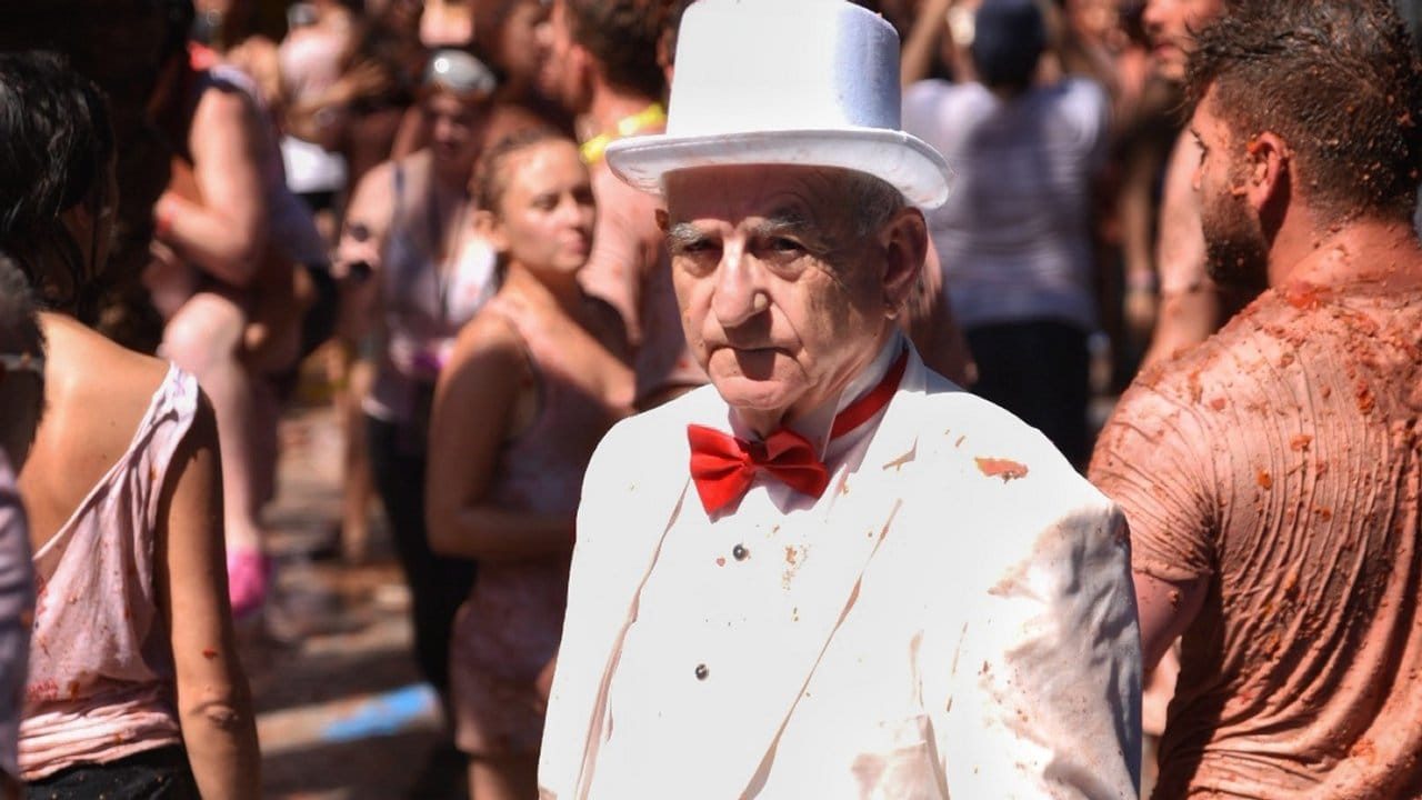 Noch ist er weiß: Ein Mann in Anzug und Hut bei der traditionsreichen Tomatenschlacht "La Tomatina" in Buñol.