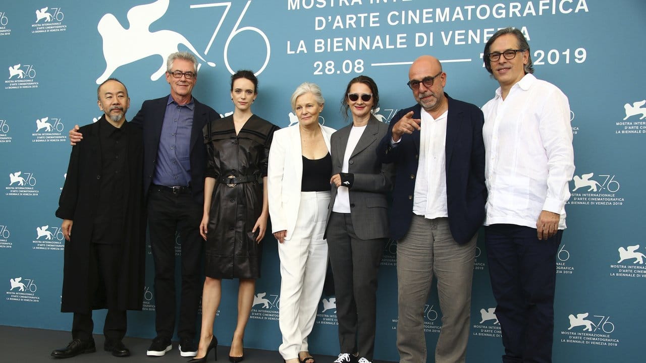 Die Jurymitglieder: Shinya Tsukamoto (l-r), Piers Handling, Stacy Martin, Mary Harron, Lucrecia Martel, Paolo Virzì und Rodrigo Prieto. Die Jurymitglieder: Shinya Tsukamoto (l-r), Piers Handling, Stacy Martin, Mary Harron, Lucrecia Martel, Paolo Virzì und Rodrigo Prieto.