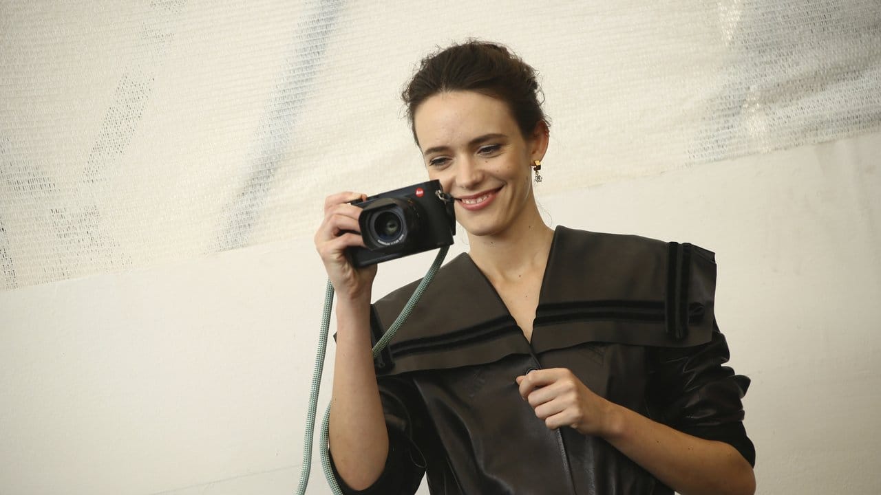 Jurymitglied Stacy Martin schießt ein Erinnerungsfoto. Jurymitglied Stacy Martin schießt ein Erinnerungsfoto.