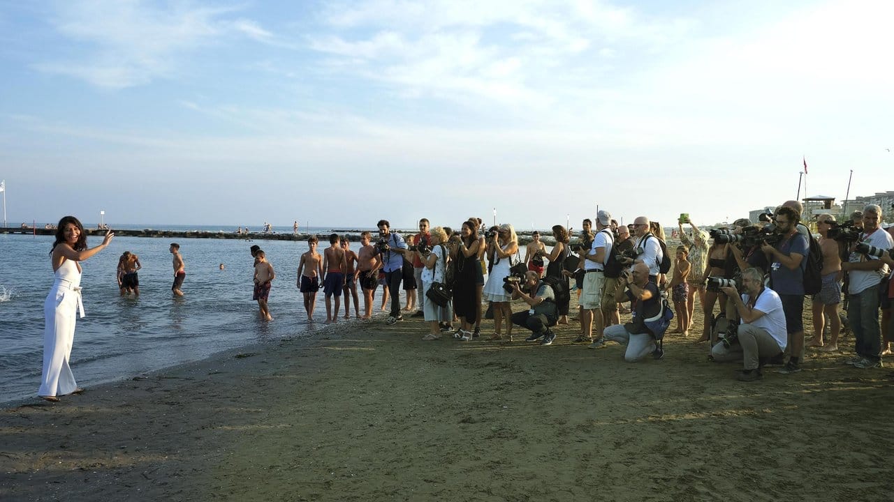 Die einen schwimmen, andere posieren: die italienische Schauspielerin Alessandra Mastronardi, die Patin der Filmfestspiele von Venedig ist. Die einen schwimmen, andere posieren: die italienische Schauspielerin Alessandra Mastronardi, die Patin der Filmfestspiele von Venedig ist.
