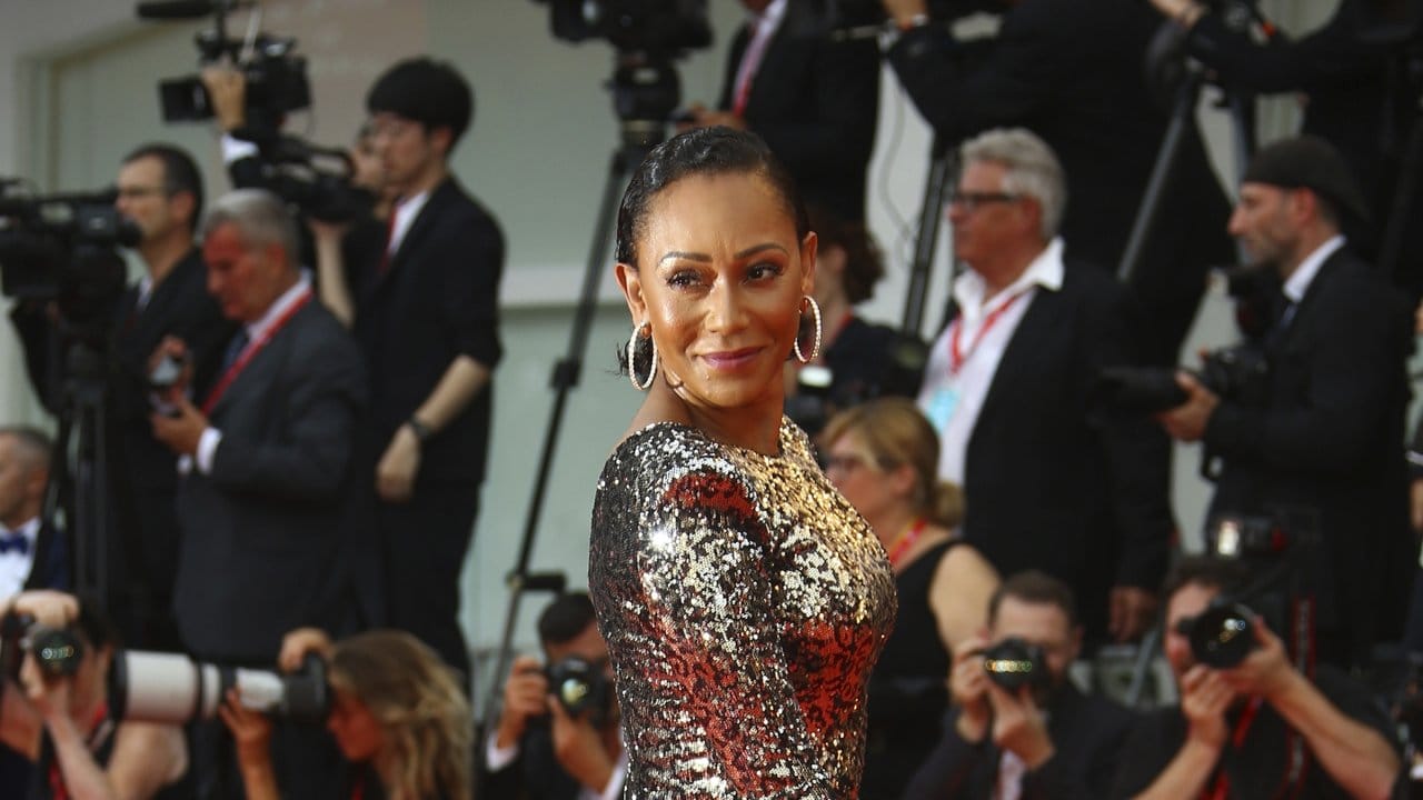 Für die Eröffnungsgala hat sich Mel B natürlich umgezogen. Für die Eröffnungsgala hat sich Mel B natürlich umgezogen.
