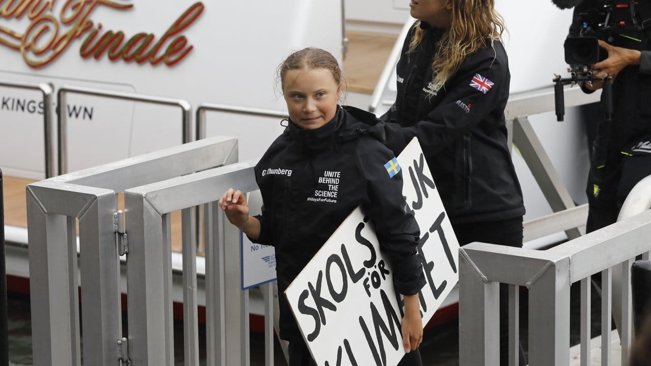 Greta Thunberg geht nach zweiwöchiger Seereise in New York von Bord der Malizia II.