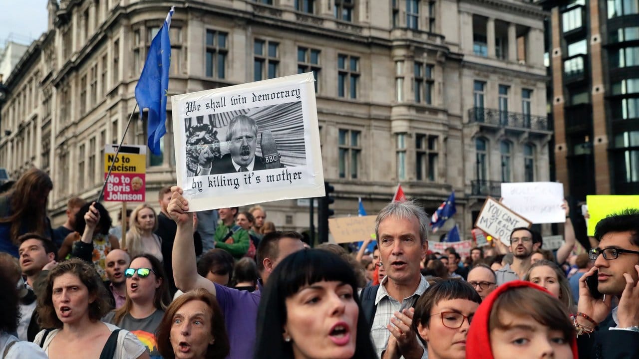 Anti-Brexit-Demonstranten vor dem Regierungssitz Downing Street in London.