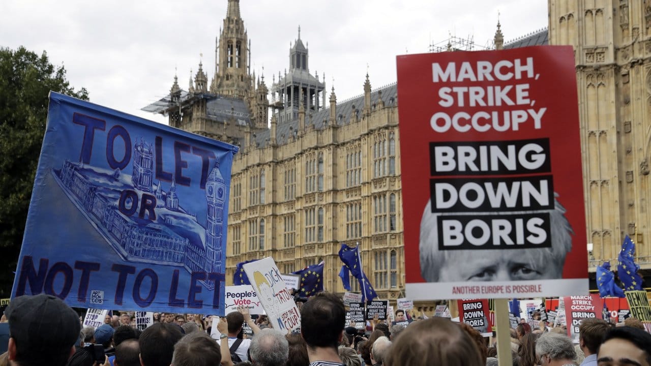 Pro-europäische Demonstranten protestieren vor dem Parlament in London.