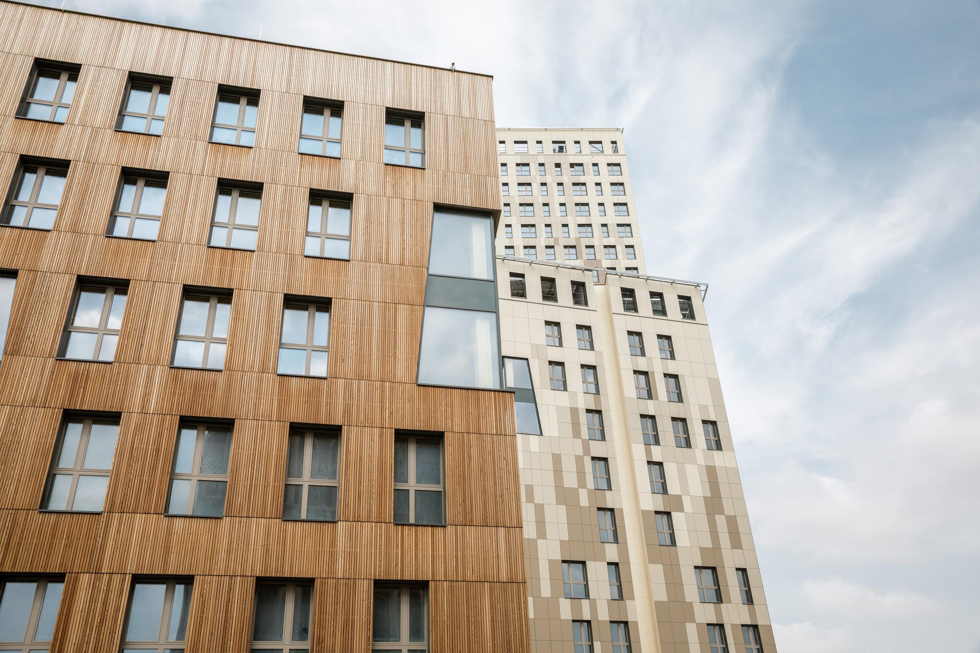 Insgesamt sind rund 75 Millionen Euro in das 24-stöckige Haupt- und das fünfgeschossige Nebengebäude investiert worden. 70 Prozent nehmen die Flächen für Hotel, Büro und Restaurant ein.