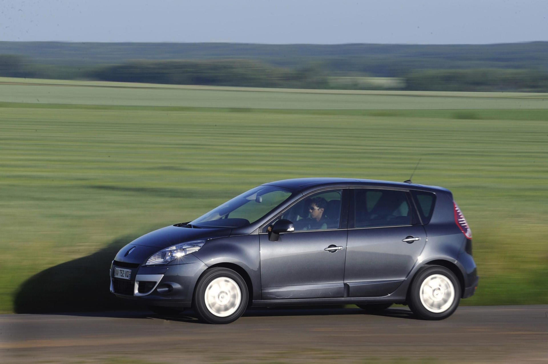 Renault Scénic: Mängelquote: 4,9. Achten Sie auch hier auf die Beleuchtung, außerdem auf die Lenkung und die Bremsanlage. Gebraucht ab 5.000 Euro.