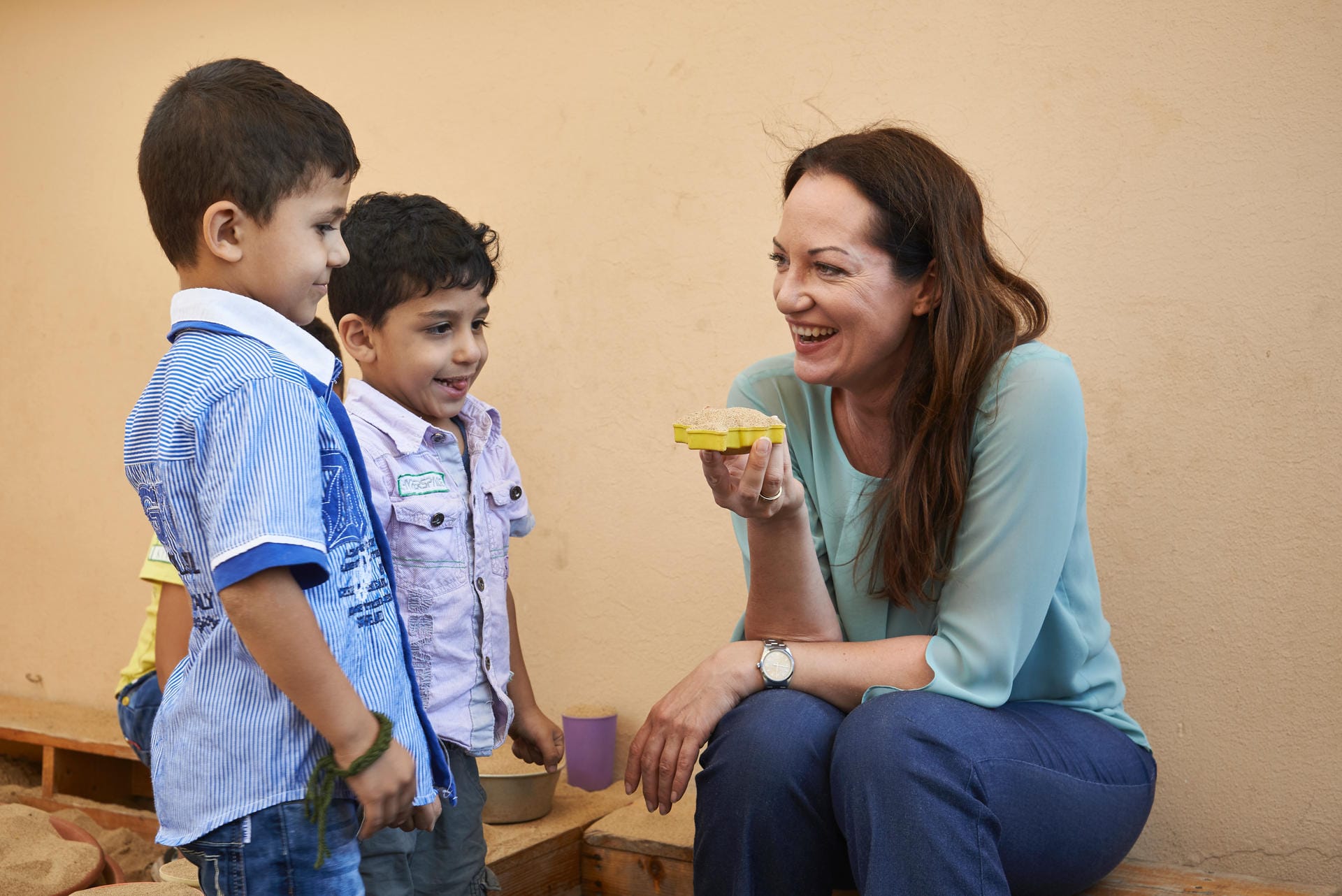 Mit frischem Sandkuchen begrüßen die kleinen Syrer Natalia Wörner im Kindergarten "Haus der Sonne" mitten in Beirut.