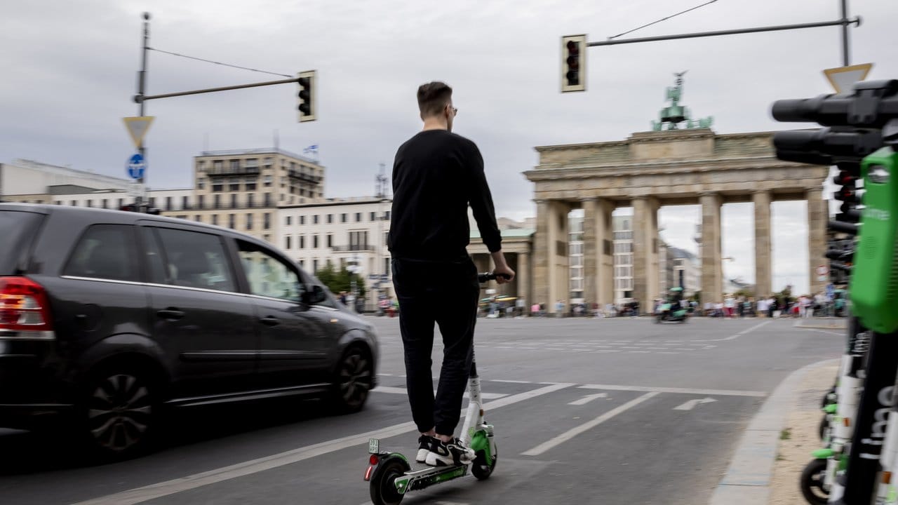 Immer mehr E-Scooter flitzen durch die Städte - Freude löst das nicht überall aus.