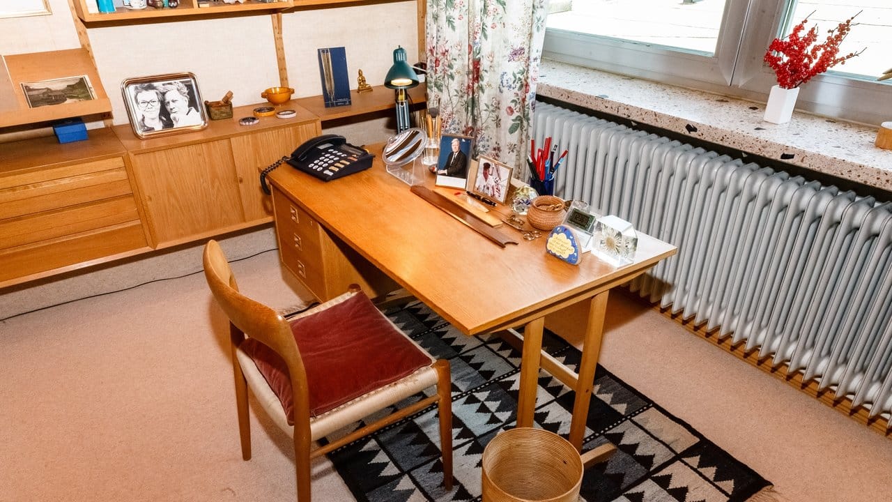 Ein Schreibtisch mit Stuhl steht im Arbeits- und Schlafzimmer von Loki Schmidt.