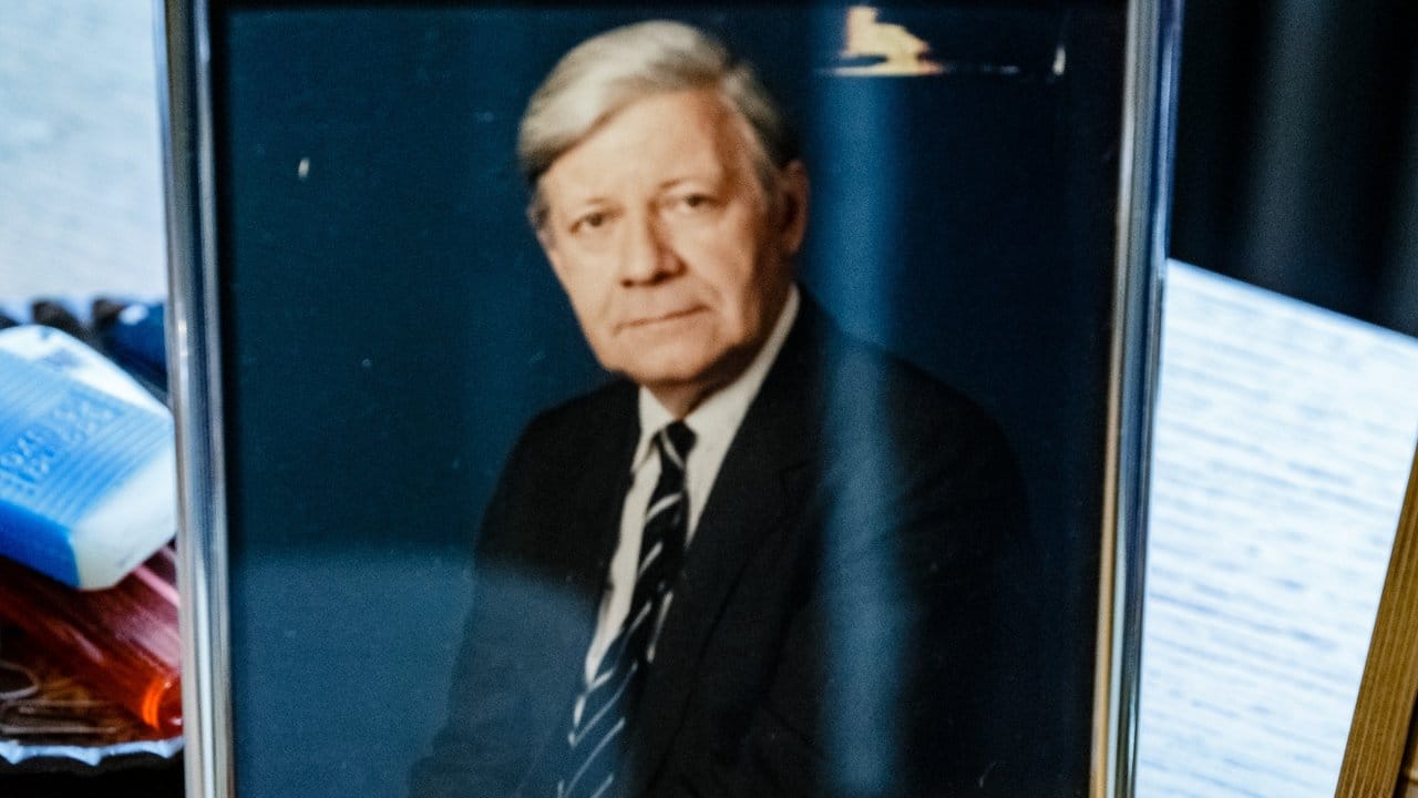 Ein Foto von Helmut Schmidt mit der Widmung "Ich liebe Dich! H.