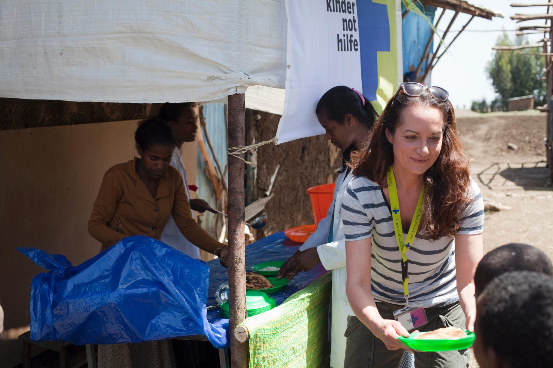 Packt auch schon mal selbst mit an: Natalia Wörner bei der Verteilung von Maisbrot in einer Schule während der Dürre in Äthiopien.