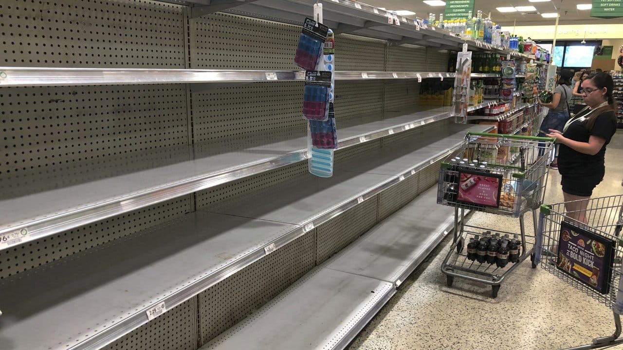Leere Regale in einem Supermarkt: Der Gouverneur von Florida hat den Notstand ausgerufen.