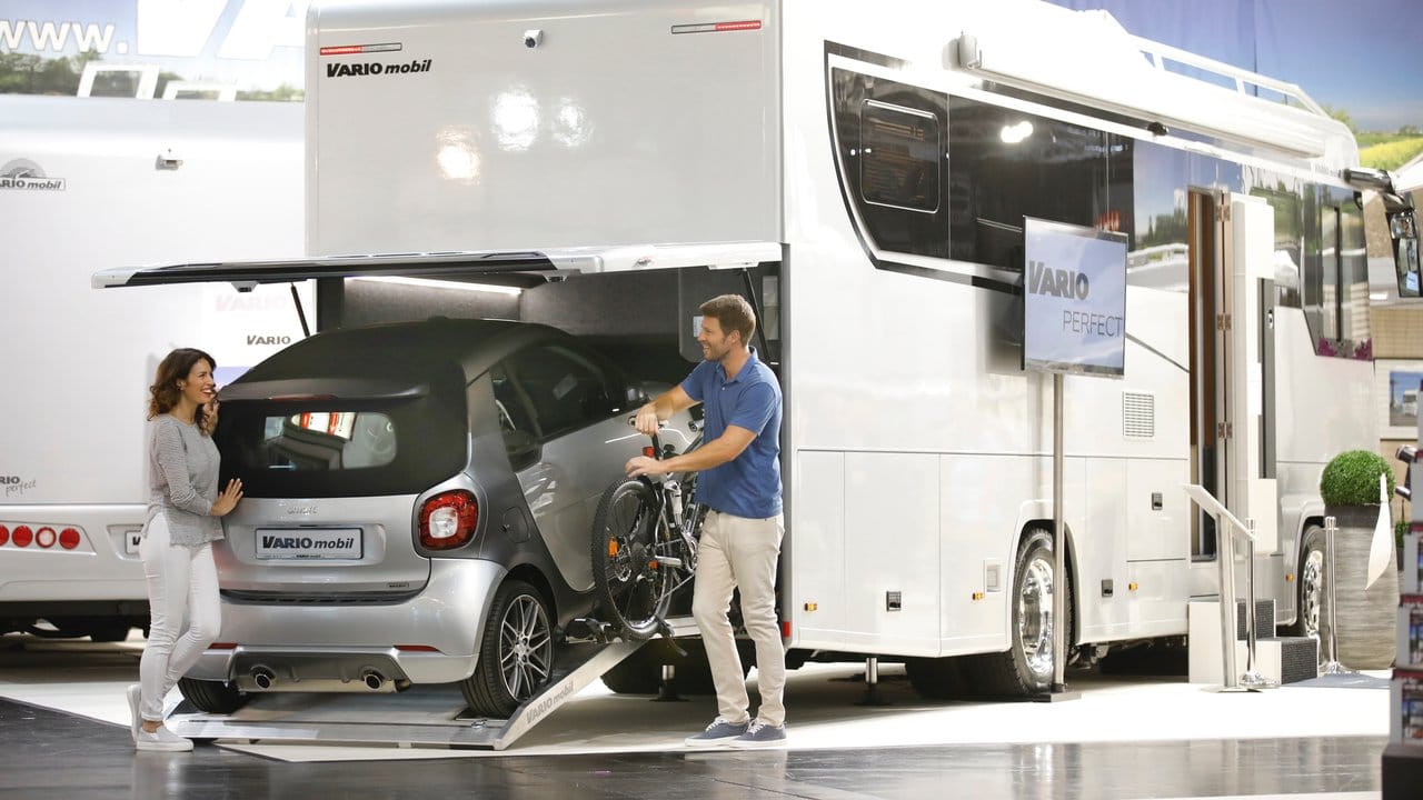 Zur Ausstattung des neuen Reisemobils von Variomobil gehört eine kleine Garage am Heck - für einen Smart mit automatischem Einzug.