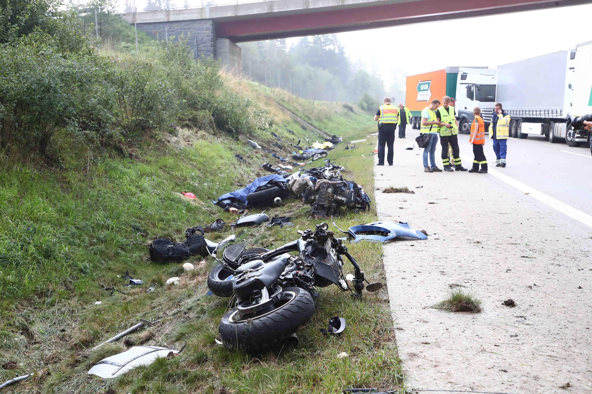 Ein Kleinlaster war zwischen Bad Lobenstein und Schleiz in eine Gruppe aus drei Motorrädern gefahren.
